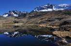 Um lago de águas limpas e geladas forma incríveis reflexos da magnífica paisagem do vale de Pampalarama, na Bolívia